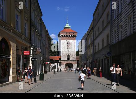 Krakau. Krakau. Polen. Florian`s Tor mit Turm, eines der verbliebenen mittelalterlichen Tore in Krakau alten Stadtmauern am Ende der Florianska Straße. Stockfoto